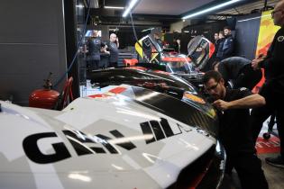 Mechaniker arbeiten an der Frontpartie sowie am BMW M Hybrid V8 #20 in der Garage, FIA WEC Langestrecken- Weltmeisterschaft, 6 Stunden von Barcelona, Circuit Catalunya, 18.10.2026, Vorbereitung
994A2177Kopie.jpg